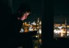Österreich: Glücksspiel und neue Nikotinprodukte erhöhen Suchtgefahr bei Jugendlichen Silhouette einer Person mit Smartphone vor dunklem Hintergrund als Symbol für Suchtverhalten