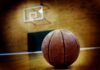 Pokerbetrug und Insiderwetten: NBA-Skandal erschüttert Liga nach Geständnis eines Ex-Profis Basketball auf dunklem Spielfeld als Symbol für den NBA-Skandal um Pokerbetrug und Insiderwetten