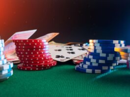 Pokerchips auf einem Tisch