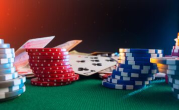 Pokerchips auf einem Tisch