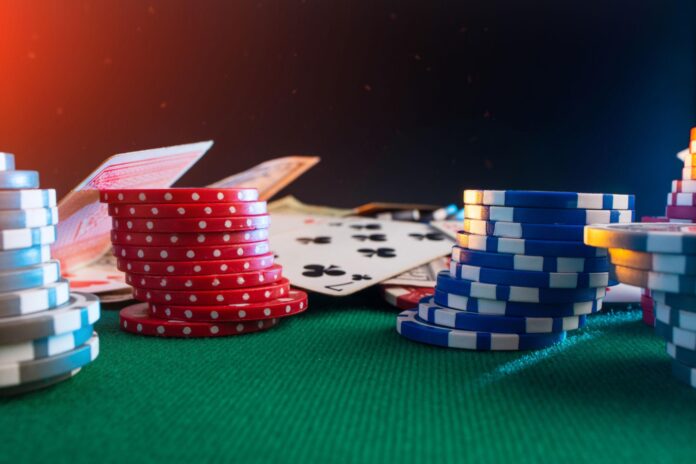 Pokerchips auf einem Tisch Pokerchips auf einem Tisch