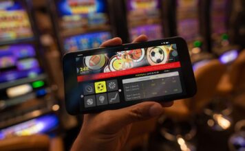 Paukenschlag in Österreich: Kombiwetten sind kein Glücksspiel mehr Smartphone Sportwetten Display