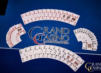 Karten auf Tisch im Grand Casino Liechtenstein