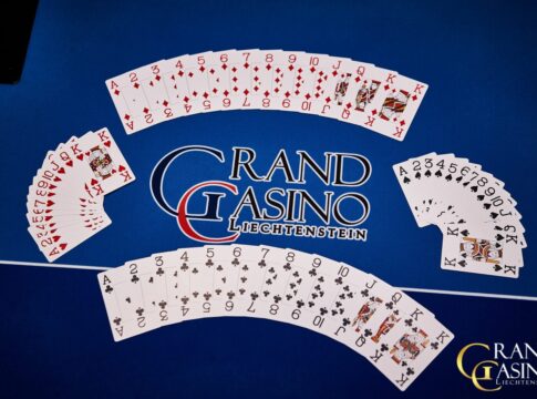 Karten auf Tisch im Grand Casino Liechtenstein
