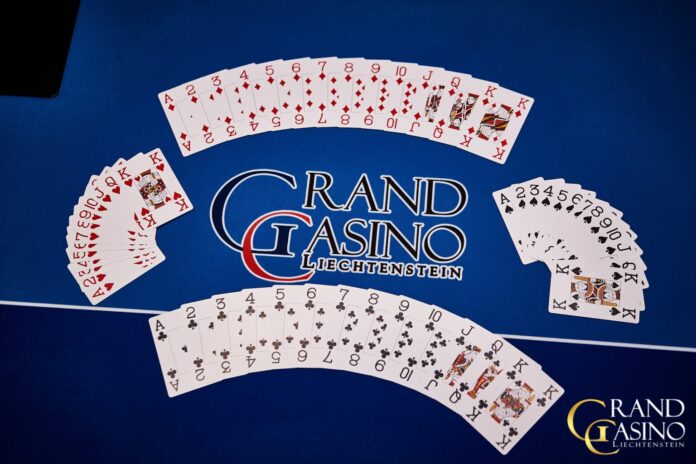 Karten auf Tisch im Grand Casino Liechtenstein