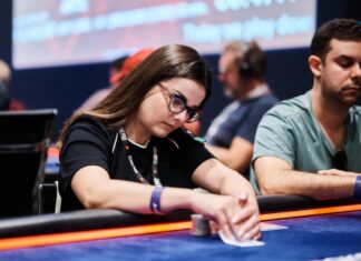 Pokerspielerin am Tisch