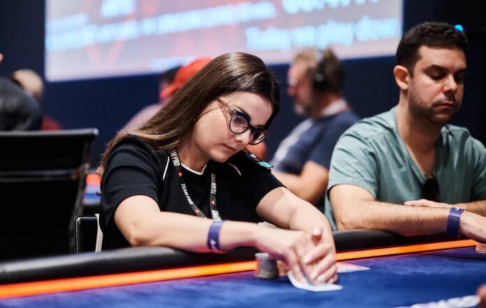 Pokerspielerin am Tisch