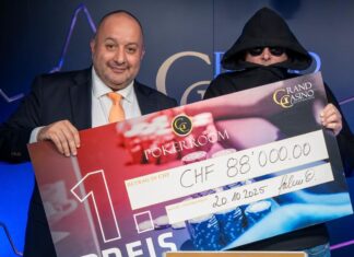 Der Sieger mit seinem Scheck.