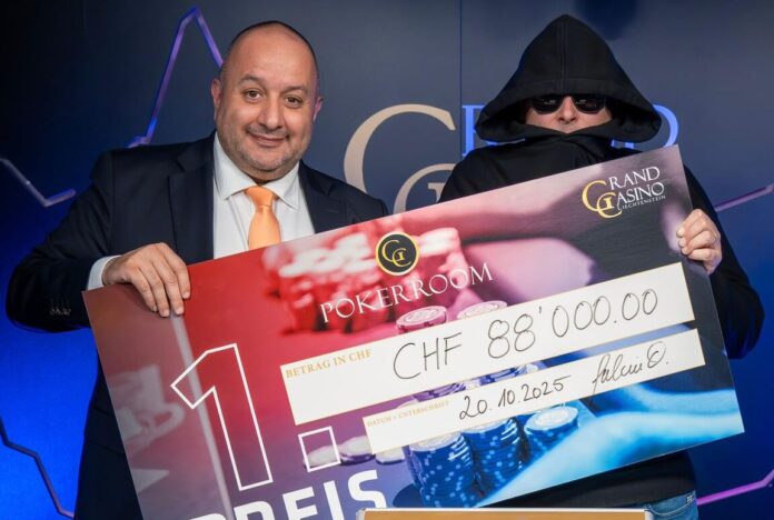 Der Sieger mit seinem Scheck.