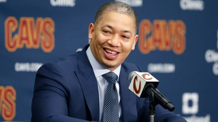 Tyronn Lue bei einer Pressekonferenz