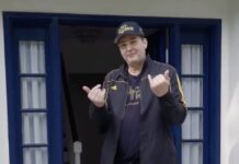 Pokerstar Phil Hellmuth gewährt Einblicke in sein Zuhause Phil Hellmuth vor seinem Haus