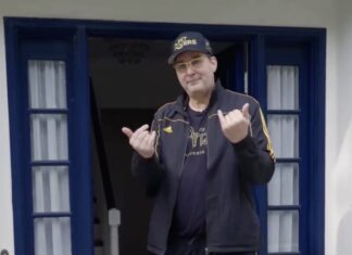 Phil Hellmuth vor seinem Haus