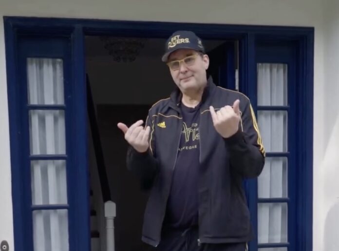 Phil Hellmuth vor seinem Haus