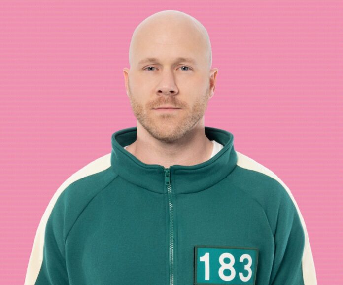 Steven Jones in seiner Squid Game-Uniform