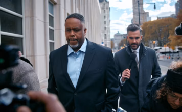 Pokerskandal: Ex-NBA-Star Jones plädiert auf nicht schuldig Damon Jones auf dem Weg zum Gericht