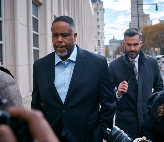 Pokerskandal: Ex-NBA-Star Jones plädiert auf nicht schuldig Damon Jones auf dem Weg zum Gericht