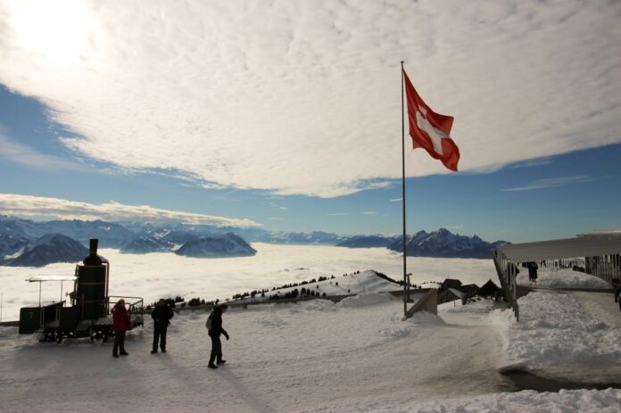Schweizer Flagge im Schnee