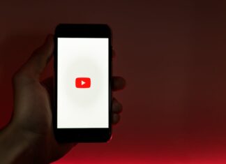 YouTube Logo auf Smartphone