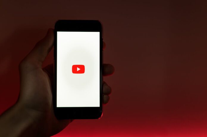 YouTube Logo auf Smartphone