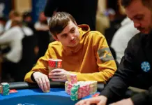 Kabrhel sorgt erneut für Drama und führt das WSOP Super Main Event an Martin Kabrhel am Pokertisch.