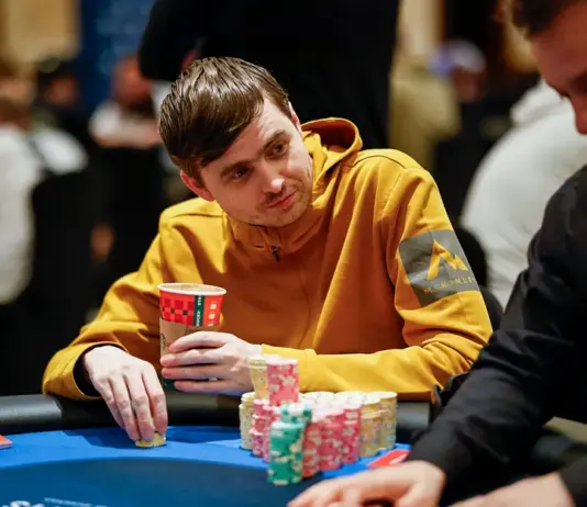Kabrhel sorgt erneut für Drama und führt das WSOP Super Main Event an Martin Kabrhel am Pokertisch.