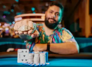 Daniel Rezaei nach seinem Sieg bei der WSOP Paradise.
