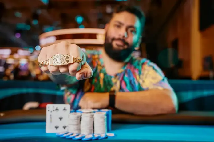 Daniel Rezaei nach seinem Sieg bei der WSOP Paradise.