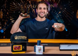 Joao Simao feiert nach seinem Triton-Sieg.