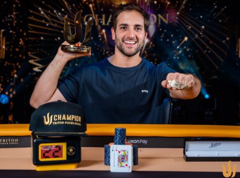 Joao Simao feiert nach seinem Triton-Sieg.