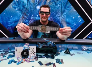Bernhard Binder mit seinem WSOP Paradise Super Main Event Bracelet.