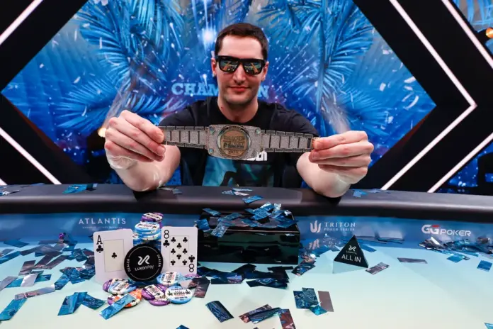 bernhard-binder-paradise.jpg Bernhard Binder mit seinem WSOP Paradise Super Main Event Bracelet.