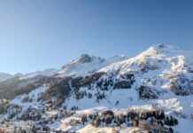 Casino Davos eröffnet mit Poker-Angebot am Arkadenplatz Blick auf Davos.