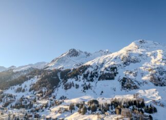 Casino Davos eröffnet mit Poker-Angebot am Arkadenplatz Blick auf Davos.