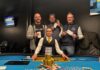 Achtenhagen sichert sich die Krone beim Dreikönigsturnier in Liechtenstein Drei Pokerspieler mit Dealerin im GCLi.