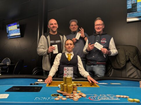 Drei Pokerspieler mit Dealerin im GCLi.