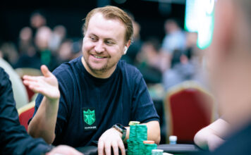 (Część 2/3) Wywiad ekskluzywny: Jon Kyte o alkoholu przy stole pokerowym, jego przybranym domu w Wiedniu i idealnym wejściu do gry mieszanej Pokerzysta Jon Kyte z żetonami