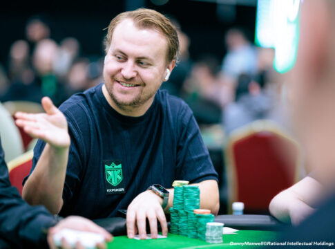 Pokerzysta Jon Kyte z żetonami