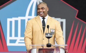 Członek galerii sław NFL Richard Seymour wygrywa główny turniej pokerowy WSOP Richard Seymour podczas ceremonii Hall of Fame NHL