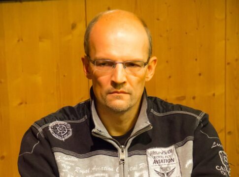 Andreas Eiler holt sich den Chiplead am Tag 1 des “REG Festival Super Highroller” Event