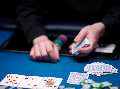 REDBET POKER OPEN: Tomaszewicz Chipleader im Main Event. Heute Tag 2 live aus dem King’s Casino!