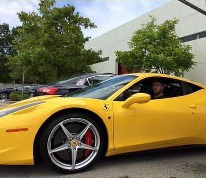 Vollgas – Michael Mizrachi macht Ferrari-Testfahrt
