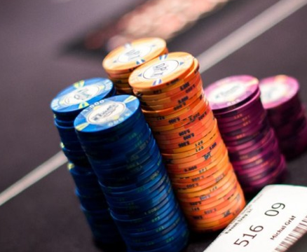 Siarhei Narozhny geht als Chipleader ins IMOP Finale am Montag