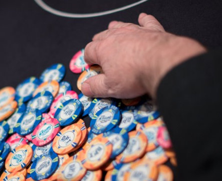 Michal Riczák ist der Chipleader am Tag 1b des “REG Festival” Main-Event