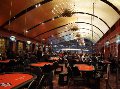WSOPE Main Event – Niall Farrell behält die Führung – Peter Norman mit den meisten Chips an Tag 2