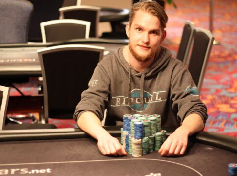 Daniel Gert Nielsen dealt sich zum Sieg in einem gut besuchten King’s Hold’em Adventure