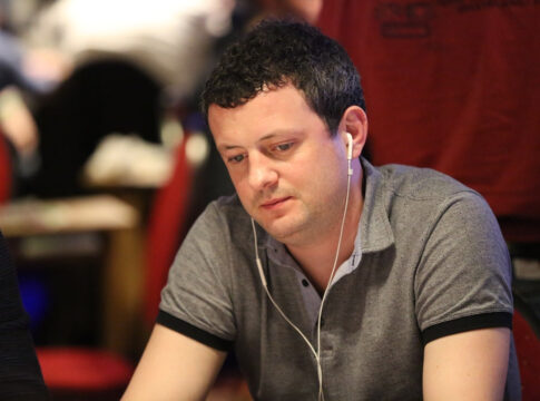 James Akenhead führt beim Warm-Up der WPT Wien