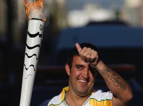 Große Ehre – Pokerprofi Andre Akkari trägt das olympische Feuer
