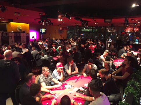 Volles Haus beim WSOPC Oktoberfest in Berlin – Alexander Lange holt sich die Führung!