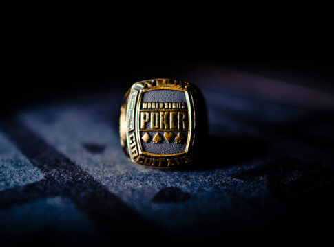 Juse Urrutia geht nach Tag 1a des 888 WSOPC Crazy Eights in Führung!