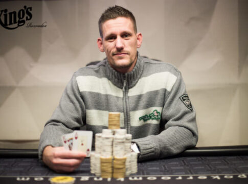 6-way Deal beim Sunday D.A.P.T. NLH-Turnier lässt Peter Due jubeln